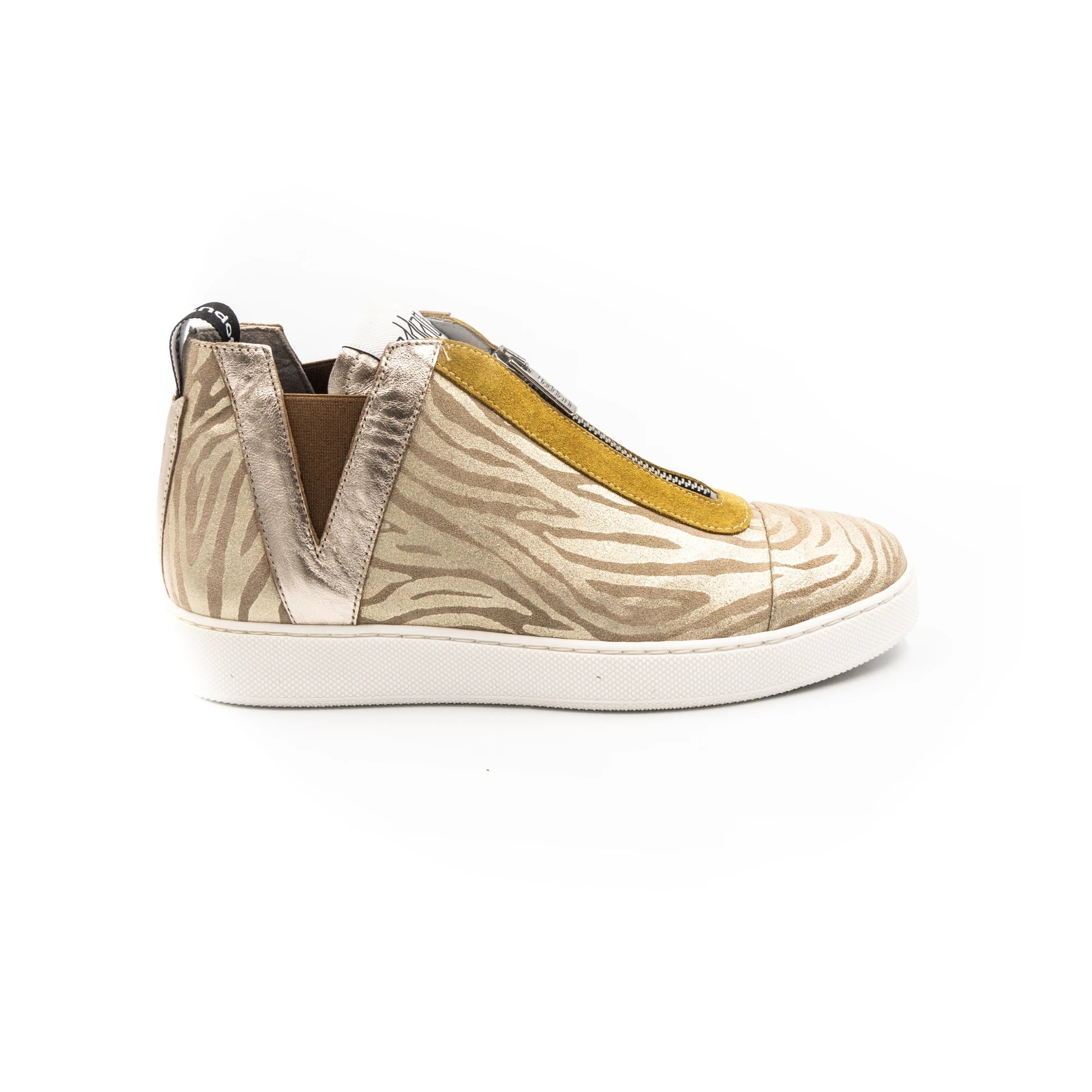 Sneakers with zipper and zebra pattern, in beige colors.
