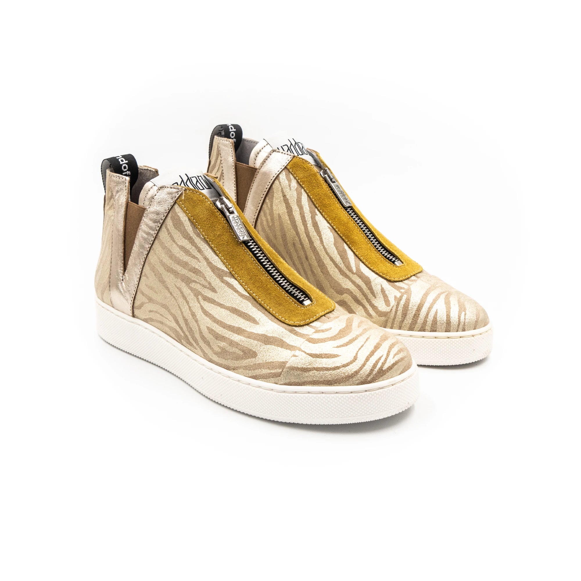 Sneakers with zipper and zebra pattern, in beige colors.