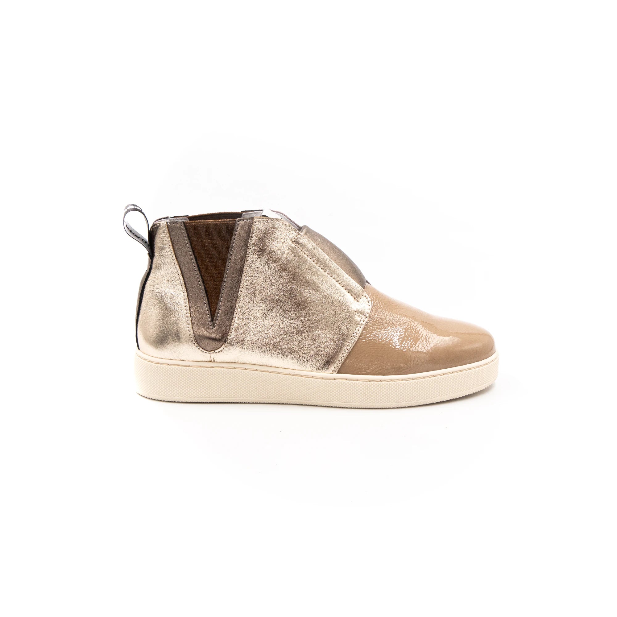 Sneakers without laces in beige and brown.