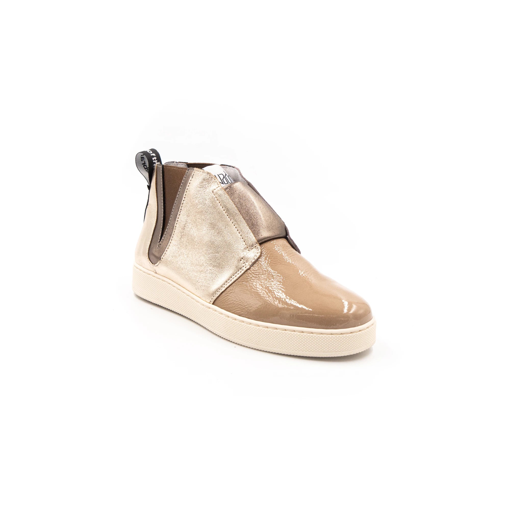Sneakers without laces in beige and brown.