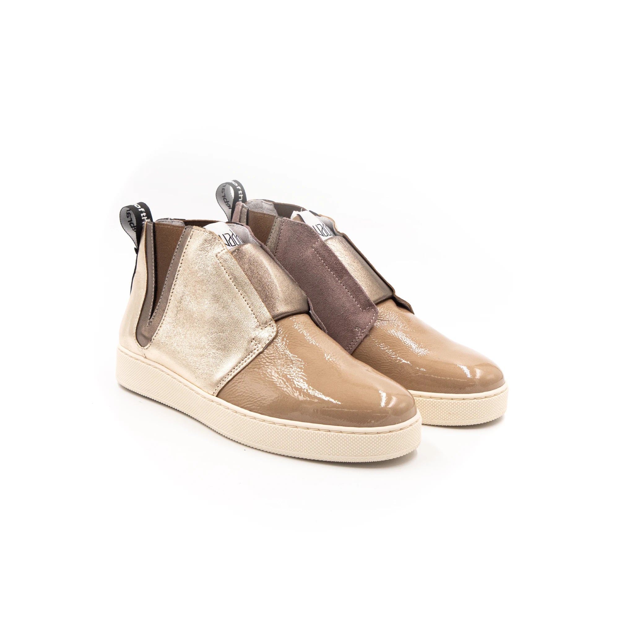Sneakers without laces in beige and brown.