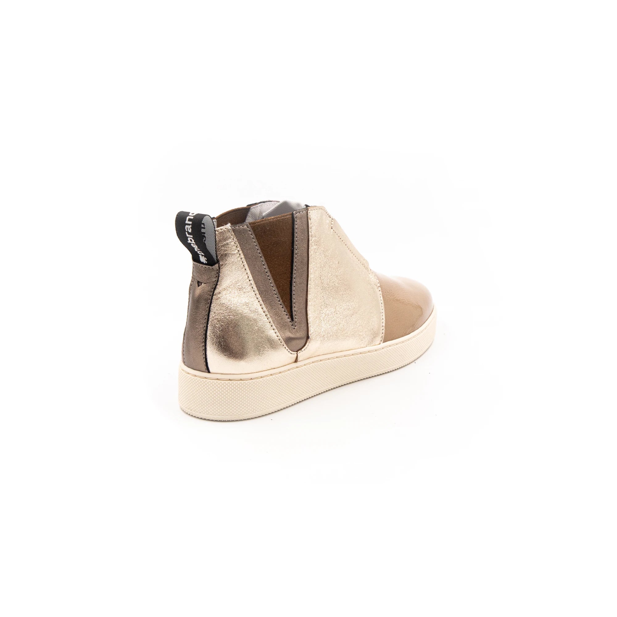 Sneakers without laces in beige and brown.
