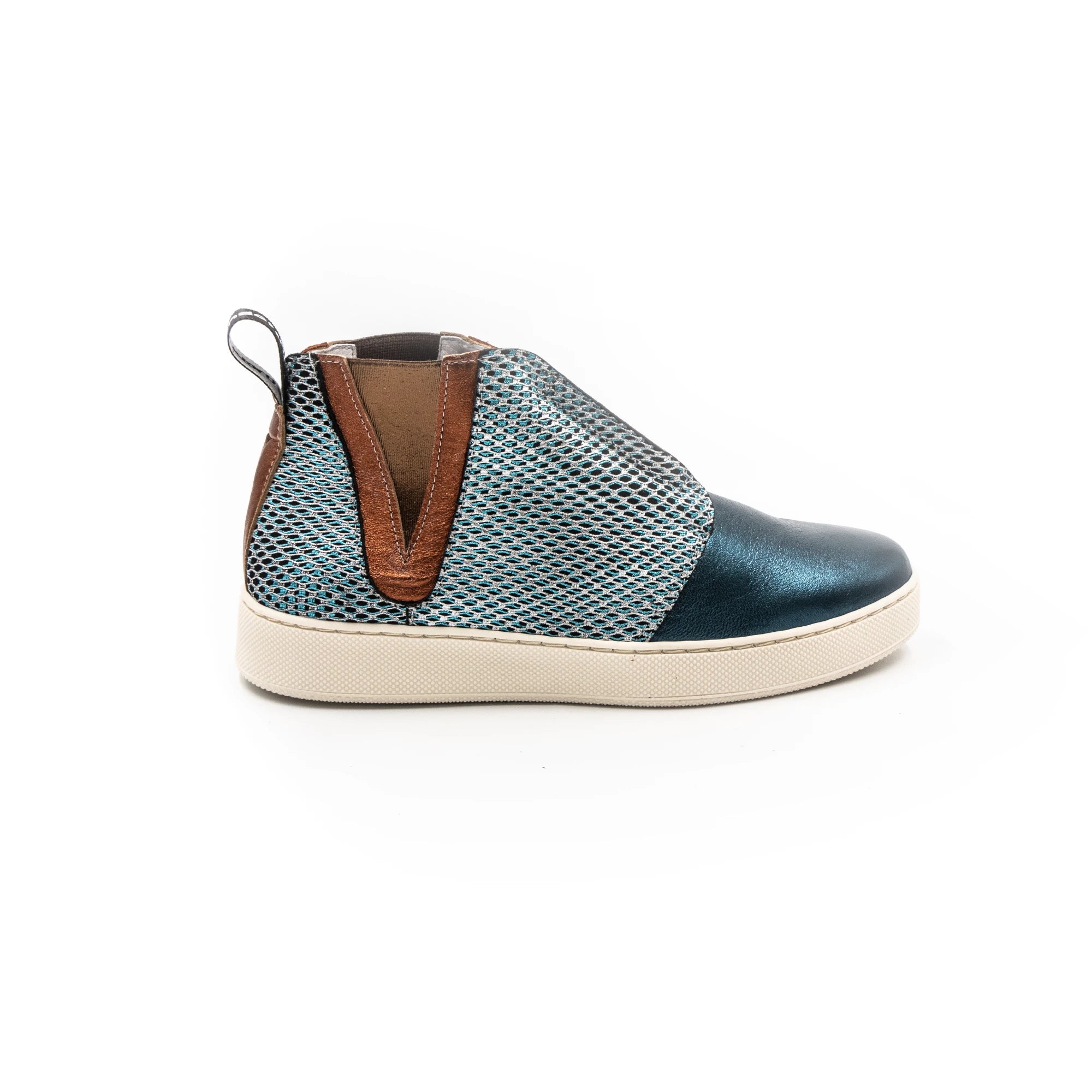 Sneakers without laces in shades of blue and brown.