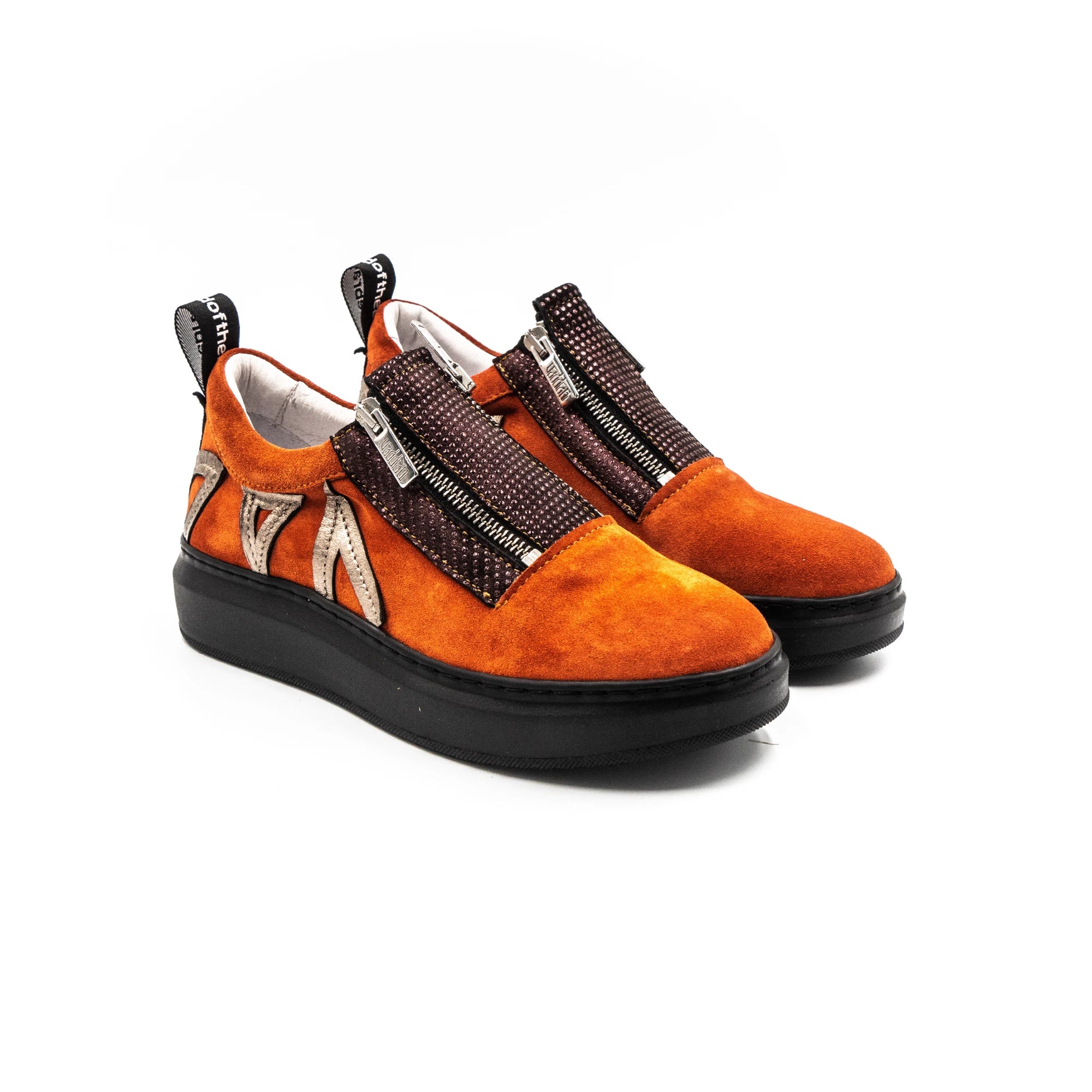 Zipped sneakers in orange with black rubber.