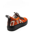 Zipped sneakers in orange with black rubber.